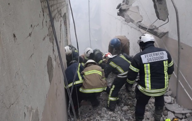 У ДСНС показали порятунок людини з-під завалів