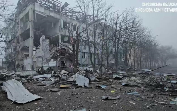 Дрон РФ знищив адмінібудівлю в Херсоні