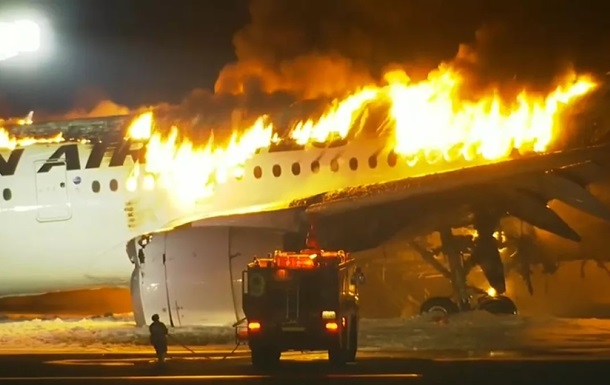 У Японії зіштовхнулися літаки: один - згорів