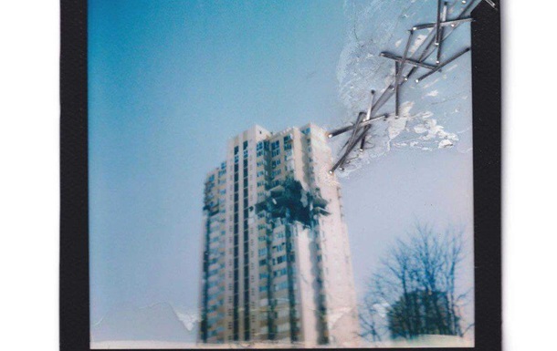 Фото поврежденной многоэтажки в Киеве вошло в подборку Polaroid-2023
