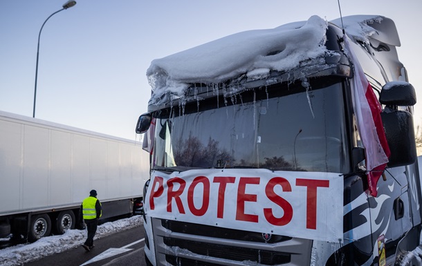 Нова блокада. Польща знову не пускає вантажівки