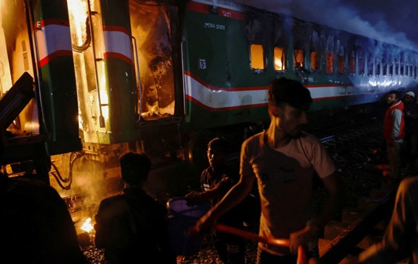 У Бангладеш перед виборами невідомі підпалили поїзд, є жертви