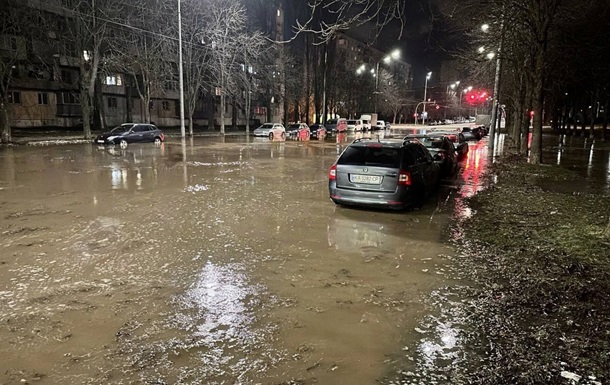 В Киеве прорвало канализацию, улицы затопило фекалиями - соцсети