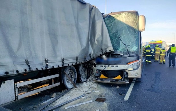 У Польщі автобус зіткнувся з вантажівкою, є постраждалі