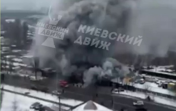 У Києві згоріла автомийка