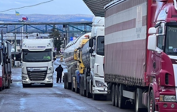 В чергах на українсько-польському кордоні стоять 1900 вантажівок 