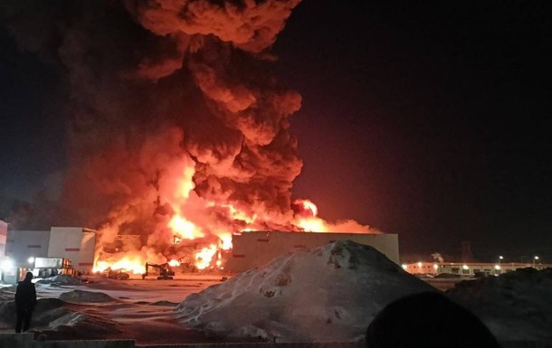 У Петербурзі спалахнула масштабна пожежа на складі
