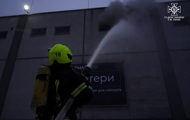 Пожежа в київському ТРЦ: евакуйовано 200 людей 