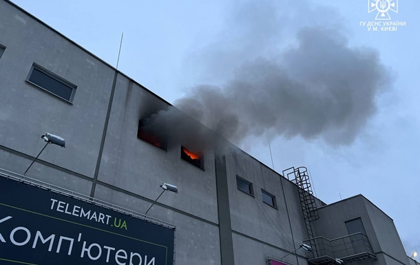 У київському ТРЦ загасили пожежу: є постраждалі