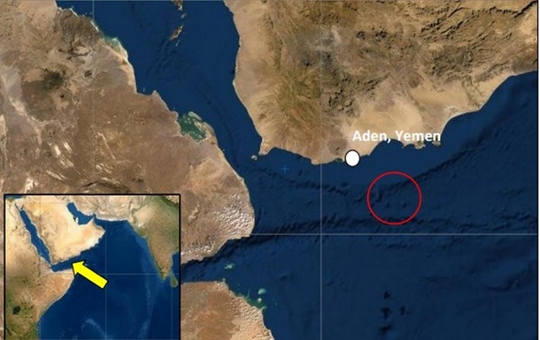 У побережья Йемена судно подверглось атаке ракетой