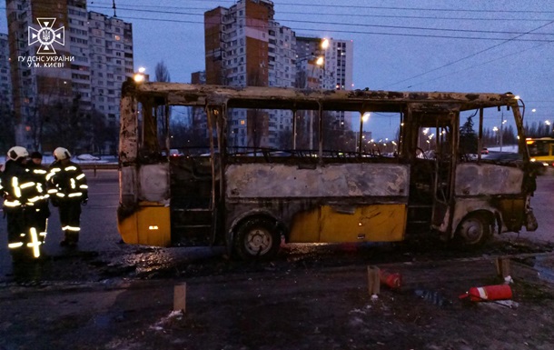 У Києві згоріла маршрутка