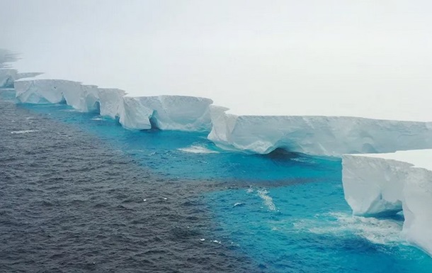 На крупнейшем айсберге в мире обнаружены пещеры