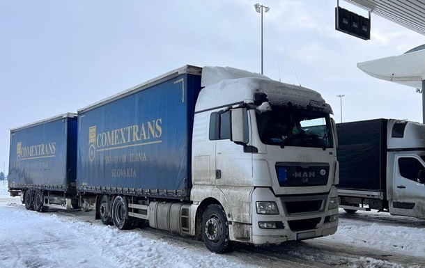 Рух вантажівок відновлено: поляки розблокували пункт пропуску Рава-Руська