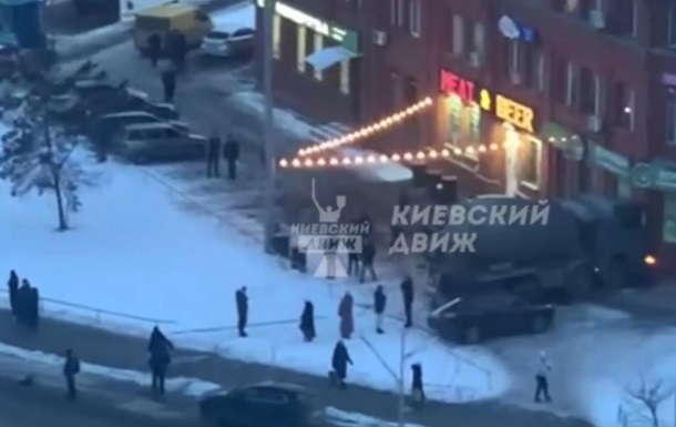 У Києві на Троєщині вантажівка протаранила будинок