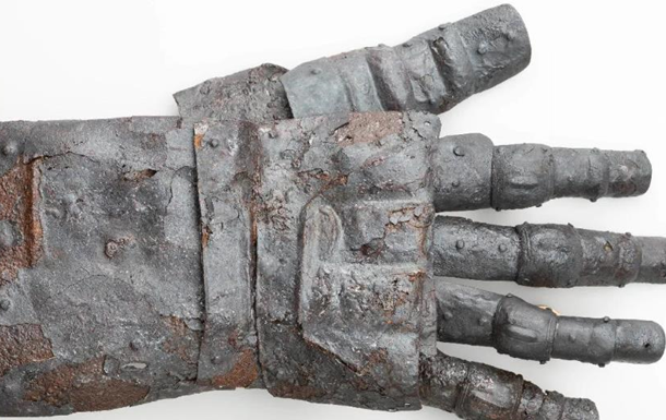В Швейцарии обнаружили перчатку, датированную 14 веком