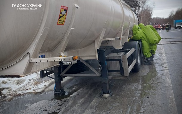 Во Львовской области посреди дороги разгерметизировалась цистерна с кислотой