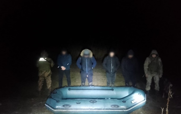 На кордоні з Угорщиною затримано чотирьох ухилянтів з гумовим човном