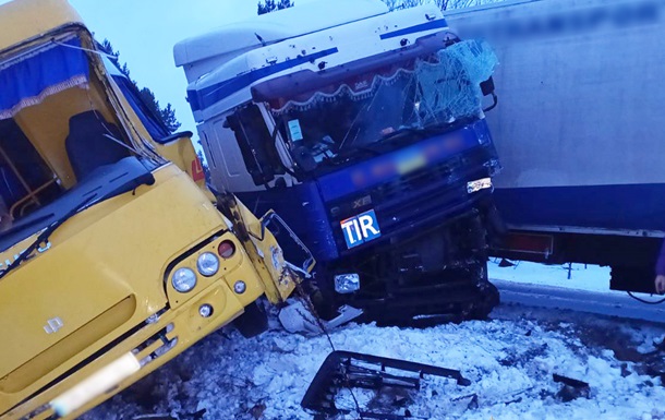 На Чернігівщині зіштовхнулися фура та шкільний автобус, троє постраждалих
