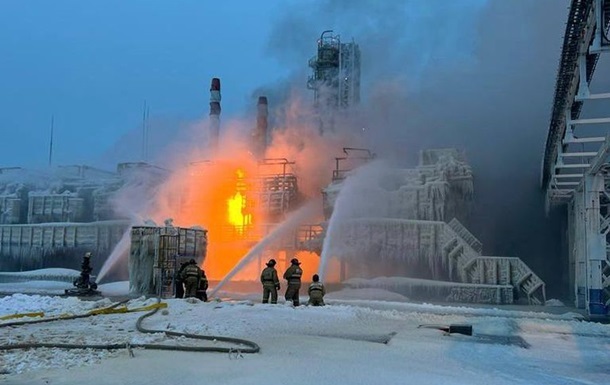 Дрони на кілька тижнів зупинили роботу нафтового терміналу РФ - ЗМІ