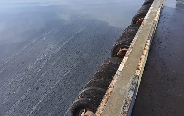  Акватория загрязнена : в порту Николаева затонуло судно с нефтепродуктами