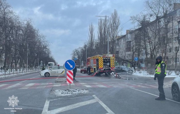 В Киеве перекрыли движение транспорта на нескольких дорогах