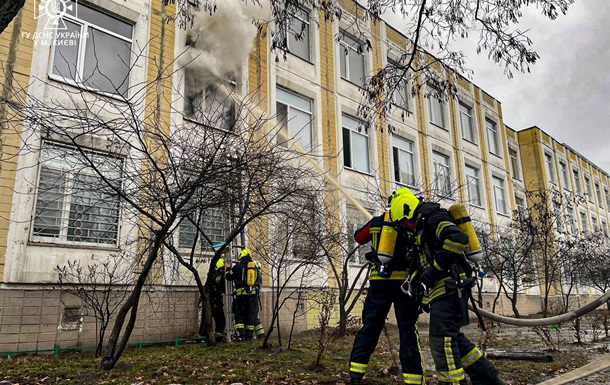 В Киеве горела школа в Дарницком районе
