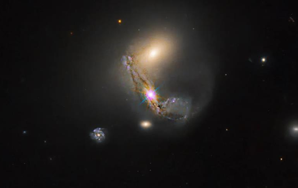 Телескоп NASA обнаружил группу галактик, имеющих сверхмассивную черную дыру