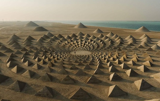 В Абу-Дабі створили інсталяцію з 448 пірамід