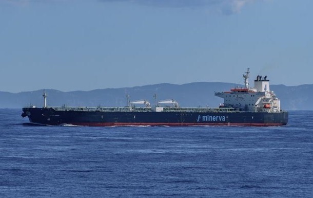 В море застряли 14 танкеров с российской нефтью из-за санкций США - СМИ