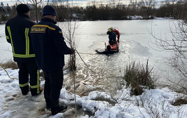 На Закарпатье два рыбака провалились под лед, один из них погиб