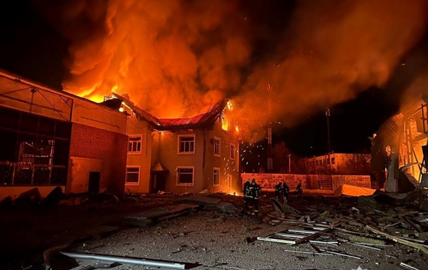 На Киевщине из-за падения обломков дронов произошел пожар на предприятии