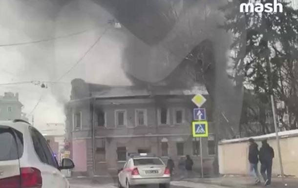 В Москве горел дом, где расположен офис Компартии