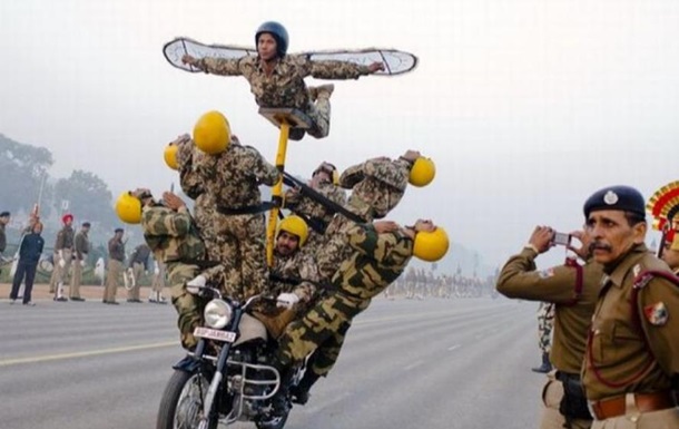 Парад в Индии: офицеры удивили трюками