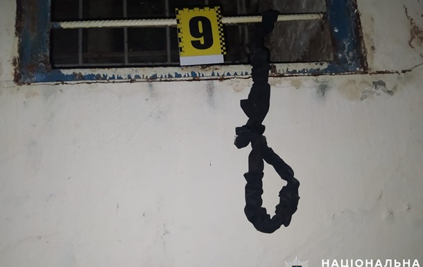 Полиция показала херсонскую пыточную, где подвергали пыткам 90 украинцев