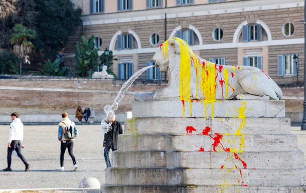 В центре Рима зоозащитники облили краской фонтан