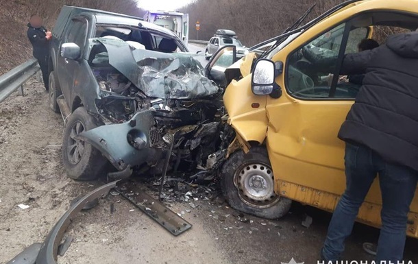 Во Львовской области микроавтобус столкнулся с внедорожником, есть погибший