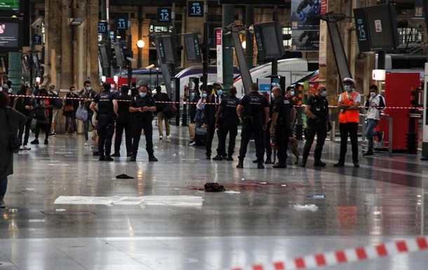 На вокзалі Парижа чоловік із ножем напав на людей
