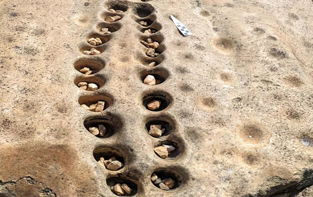 В Кении нашли  аркаду  древних игровых досок Манкала