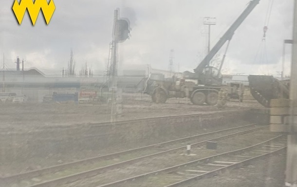 Розміщуючи військову техніку в Криму, росіяни перевернули танк - Атеш