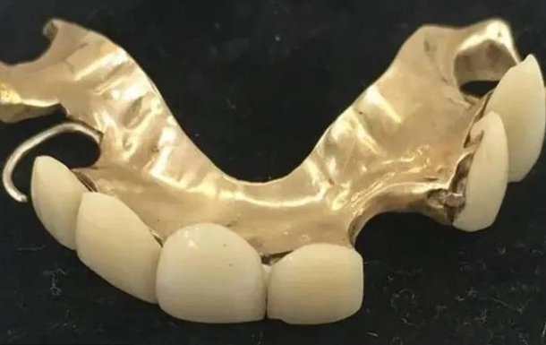 Зубные протезы Уинстона Черчилля продали на аукционе за £18 тысяч