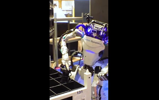 Человекоподобный робот показал свою работу на автозаводе