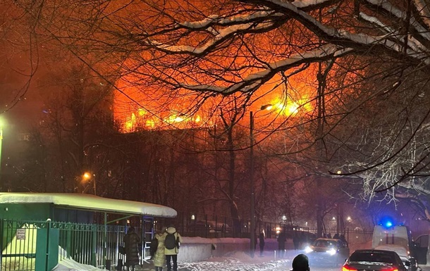 У Москві палає багатоповерхівка