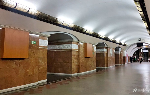 В Киеве в метро пассажир упал на пути: ограничено движение поездов