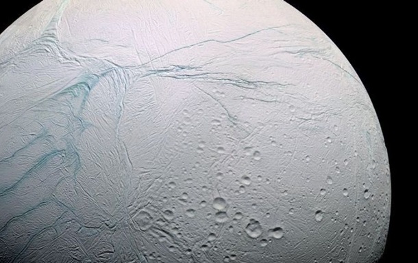 Подо льдом спутника Сатурна найден океан