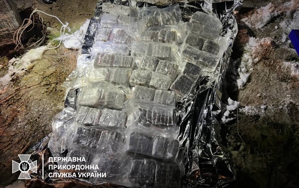 На Волыни пограничники приземлили дрон с 22 кг наркотиков