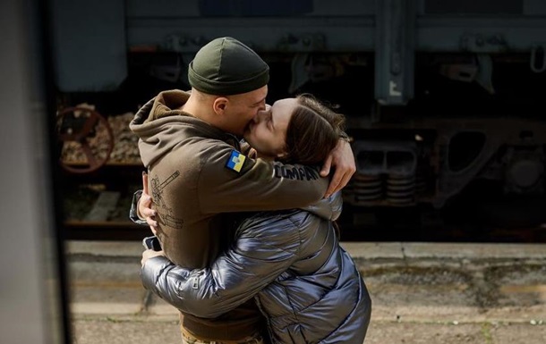 Укрзализныця анонсировала поздравления для военных с Днем влюбленных