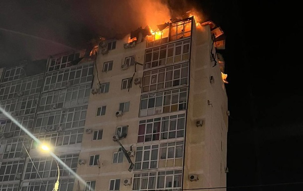 В російській Анапі спалахнула багатоповерхівка