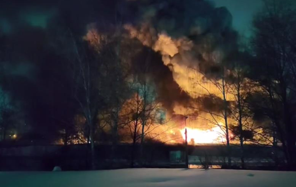 У російському Іжевську спалахнула масштабна пожежа 
