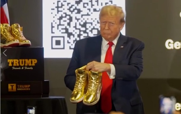 Трамп презентував золоті кросівки 