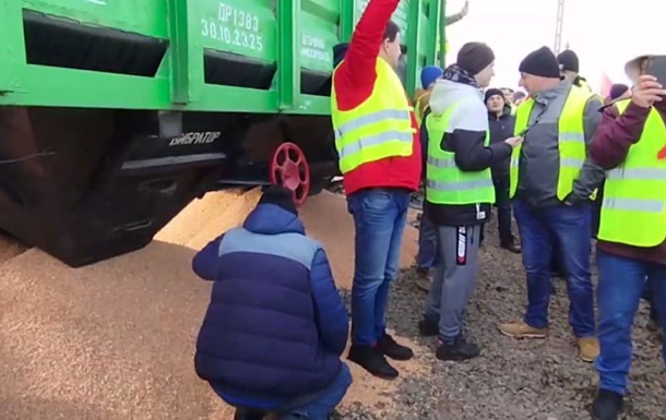 Поляки висипали українське зерно з вагона